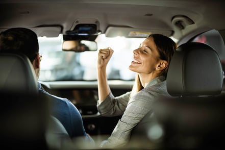 Por qué necesitas un Seguro de Auto para tu primer Carro