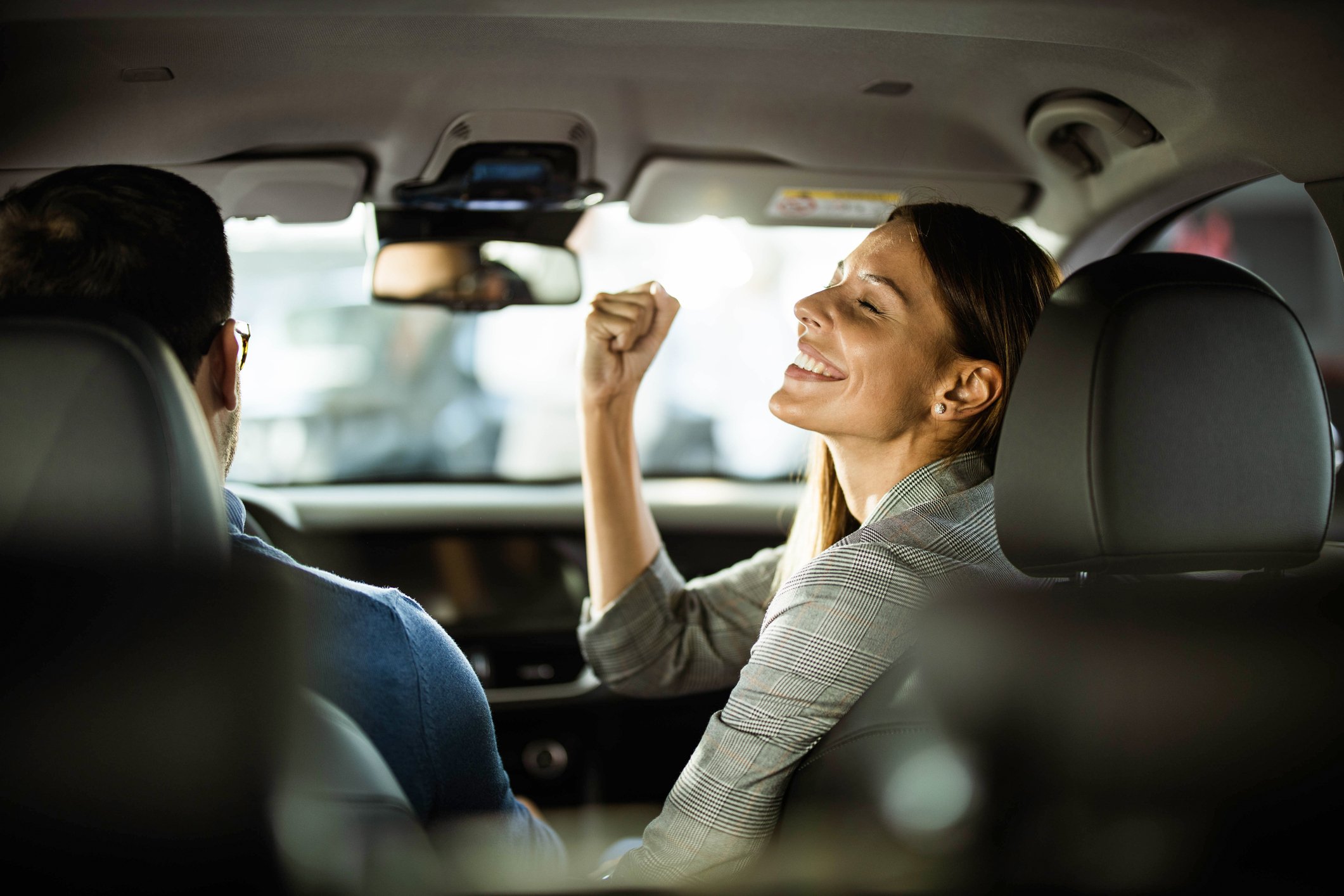 Por qué necesitas un Seguro de Auto para tu primer Carro